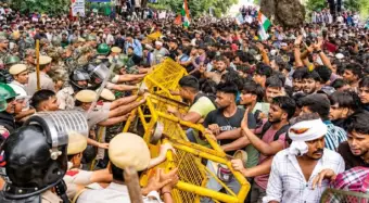 ഡല്‍ഹിയില്‍ വീണ്ടും പ്രതിഷേധമിരമ്പി! ഗ്യാനേഷ് കുമാറിന്റെ രാജിക്കായി മാര്‍ച്ച്‌; പോലീസുമായി ഏറ്റുമുട്ടല്‍, പ്രവര്‍ത്തകര്‍ കസ്റ്റഡിയില്‍