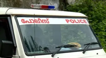കളമശ്ശേരിയില്‍ പോലീസിന് നേരെ ആക്രമണം; 4 പോലീസുകാര്‍ക്ക് പരിക്ക്
