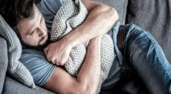 Health Tips: बाईं करवट सोने से कम हो सकती है एसिडिटी? जानिए हार्टबर्न से राहत के लिए सही नींद की पोजीशन