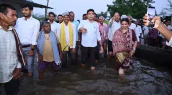 बाढ़ के बीच गांवों में पहुंचे मंत्री टंक राम वर्मा : नुकसान का लिया जायजा; फसल-मकान क्षति का जल्द सर्वे कराने के निर्देश