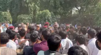 ജാമിഅ മില്ലിയയില്‍ വിദ്യാര്‍ഥി യൂണിയൻ തെരഞ്ഞെടുപ്പ് സമരം ശക്തം; പൊളിച്ച സമരപ്പന്തല്‍ പുനഃസ്ഥാപിച്ചു