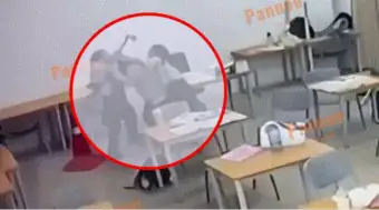 ലൈവ് ചെയ്യാന്‍ തലയില്‍ ഫോണ്‍ ഘടിപ്പിച്ച്‌, കൈക്കോടാലിയുമായി അധ്യാപികയെ വെട്ടി വിദ്യാര്‍ത്ഥി! സിസിടിവി ദൃശ്യങ്ങള്‍ വൈറല്‍
