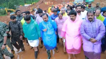 വയനാട് ദുരന്തമേഖല സന്ദര്‍ശിച്ച്‌ മുഖ്യമന്ത്രി: മണ്ണിടിച്ചില്‍ നടന്ന സ്ഥലത്ത് തെരച്ചില്‍ തുടരും:  ചെറിയൊരു പ്രദേശത്താണ് ഈ അപകടമുണ്ടായതെന്നും ഇത് വയനാട് ജില്ലയിലാകെ ബാധിച്ച ഒന്നായി ചിത്രീകരിക്കരുതെന്നും മുഖ്യമന്ത്രി