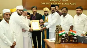 நாகூர் தர்காவுக்கு 45 கிலோ சந்தனக் கட்டைக்கான அரசாணை வழங்கினார் முதல்வர் விஜய்!