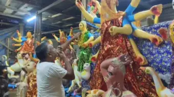বাড়তি খরচ, কম লাভ-দেবীপ্রতিমা গড়তে দিনরাত এক করছেন কুমারঘাটের মৃৎশিল্পীরা