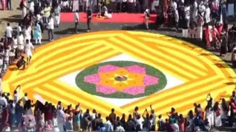 கேரளாவில் களைக்கட்டும் ஓணம் திருவிழா.. பிரம்மாண்டமான அத்தப்பூ கோலம்!