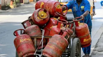 LPG Cylinder Subsidy: तीन मुफ्त एलपीजी सिलेंडर के लिए खाते में आने लगे ₹3000, जानिए किन्हें मिलेगा सीधा फायदा