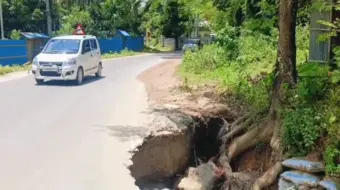 আমবাসা-কমলপুর সড়কে এক মাস ধরে বিশাল গর্ত, চরম ঝুঁকিতে যান চলাচল