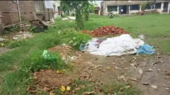 জল-কাদা ভেঙে স্কুলে যেতে বাধ্য খুদে পড়ুয়ারা, দ্রুত ব্যবস্থা নেওয়ার দাবি অভিভাবকদের।