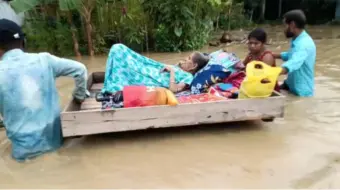 বানভাসি বলদাখালে মাকে কোলে তুলে জল-কাদা পেরিয়ে হাসপাতালে দুই ছেলে