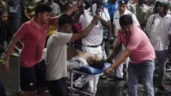 दुर्गापूजा मंडपातील चेंगराचेंगरीत कोलकातामध्ये १९ भाविकांचा मृत्यू; दुर्गापूजा समितीच्या सचिवासह ७ जणांना अटक.