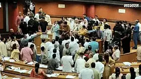 दिल्ली नगर निगम में क्यों भिड़े AAP-कांग्रेस पार्षद? विकास फंड से शुरू हुआ विवाद, हाथापाई तक पहुंची बात- VIDEO
