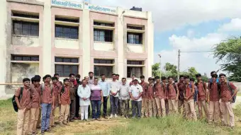 વાયોર હાઈસ્કૂલમાં 50 છાત્ર વચ્ચે એક શિક્ષક હોવાથી તાળાબંધીનું એલાન