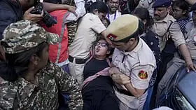 போராட்டத்தில் பெண் பத்திரிகையாளரின் பாலியல் அத்துமீறல் புகார்... பதிலுக்கு காவல் அதிகாரி கொடுத்த புகாரால் வெடித்த புதிய சர்ச்சை!