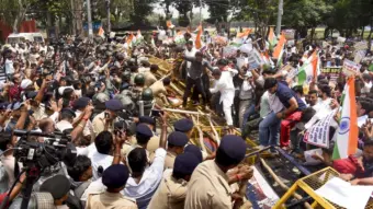पटना में दरोगा भर्ती अभ्यर्थियों का प्रदर्शन उग्र, जेपी गोलंबर पर बैरिकेडिंग तोड़कर आगे बढ़े छात्र - Sanjeevni Today