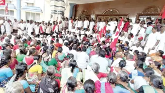 குறுவை விவசாயிகளுக்கு நிவாரணம் கோரி நாகை ஆட்சியர் அலுவலகத்தில் மார்க்சிஸ்ட் முற்றுகை