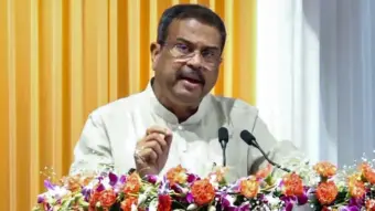 'कॉकरोच'ला सरकार घाबरलं! अखेर शिक्षणमंत्री धर्मेंद्र प्रधान यांनी दिला राजीनामा!