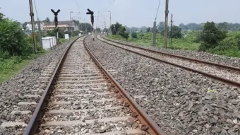 Palghar : वाढीव बेटात रेल्वे रुळांवरून जीवघेणा प्रवास; चार हजार नागरिकांच्या सुरक्षित मार्गाचा प्रश्न गंभीर