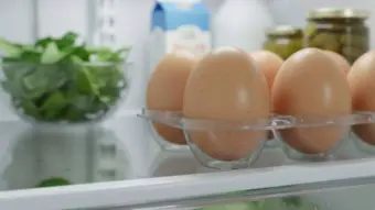 Egg Storage Tips: फ्रिज में रखने के बाद भी क्यों टूट जाता है अंडे का छिलका? जानें कब खाना सुरक्षित और कब तुरंत फेंक देना चाहिए