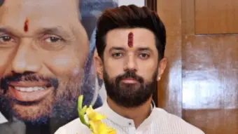राहुल गांधी के थाने के बाहर धरने पर सियासी घमासान, चिराग पासवान बोले- 'वंदे मातरम्' विवाद से ध्यान भटकाने की कोशिश