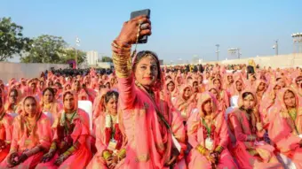 इंटरनेट डेटाच्या बूममुळं गंभीर समस्येची चाहूल, मुंबईच्या समुद्राखाली एकाच ठिकाणी केबल्स असणं किती धोकादायक?