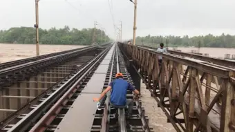 Konkan Railway: घोलवड-उमरगाव पूलाखाली पाण्याने धोक्याची पातळी ओलांडली, पाश्चिम रेल्वेची वाहतुक विस्कळीत; कोकण रेल्वेच्या गाड्यांवर परिणाम