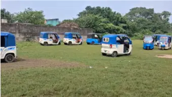 বারাবনিতে টোটো চলাচল বন্ধ, কালীপুজো পর্যন্ত সময় দেওয়ার দাবি