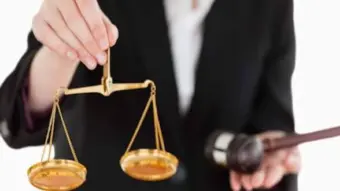 गाळेधारकांना मोठा दिलासा! न्यायालयाच्या अंतरिम आदेशानंतर पत्र्याचे अडथळे हटवण्यास सुरुवात