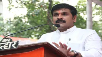शिवसेना ठाकरे गटाचे आमदार सचिन अहिर यांचा शिंदे सेनेत प्रवेश