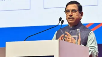 धर्मेंद्र प्रधान यांच्या राजीनाम्यानंतर प्रल्हाद जोशी यांची शिक्षणमंत्रीपदी नियुक्ती झाली.