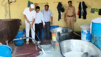 मथुरा में नकली पनीर फैक्ट्री का भंडाफोड़! 500 किलो दूषित पनीर नष्ट, मिलावट का सामान बरामद - Sanjeevni Today