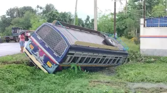 অল্পের জন্য প্রাণে বাঁচলেন বাসযাত্রীরা, টোটো যাত্রীর মৃত্যুতে শোকের ছায়া।