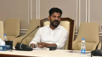 Cm Revanth Reddy: ఆ 45 ఎకరాల భూమి ఏమైంది? ఎర్రవల్లి భూములపై సీఎం రేవంత్ సమీక్ష.. కేసీఆర్ ఫ్యామిలీకి నోటీసులు