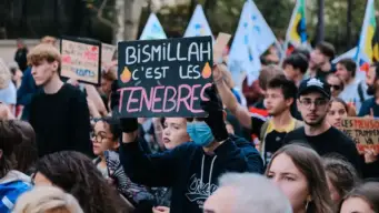 Bismillah Posters Controversy: فرانس میں 'بسم اللہ' والے پوسٹروں پر کیوں مچا ہنگامہ؟ طلبہ کے احتجاج کی سامنے آئی الگ کہانی