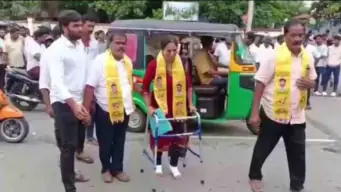 ಕುಂಟುತ್ತಾ ನಾಮಪತ್ರ ಸಲ್ಲಿಸಲು ಬಂದ ಮಹಿಳಾ ಅಭ್ಯರ್ಥಿ: ಬೈಕ್ ಗುದ್ದಿಬಿಡುತ್ತದೆ ಎನ್ನುವಾಗ ವಾಕರ್ ಕೆಳಗೆ ಹಾಕಿ ಎಸ್ಕೇಪ್: ಫನ್ನಿ Video