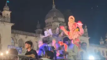 Video: Bhar Do Jholi plays at Charminar during Ganesh procession