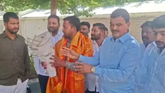 शेतकऱ्याचा पोरगा मंत्री व्हावा म्हणून कार्यकर्त्याने सोडली होती चप्पल; नवस फेडत दत्तामामा भरणेंनी स्वतःच्या हाताने दिली कोल्हापुरी चप्पल भेट!