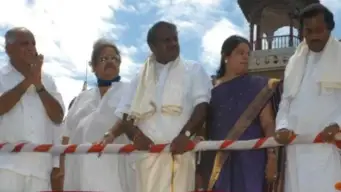 ಮರೆಗುಳಿ ಕುಮಾರಣ್ಣ ದಸರಾ ಪುಷ್ಪಾರ್ಚನೆ ಮಾಡುವಾಗ ನಿಮ್ಮ ವೈಫ್ ನಿಮ್ಮ ಜೊತೆಗಿದ್ರು: ಕುಮಾರಸ್ವಾಮಿಗೆ ಕಾಂಗ್ರೆಸ್ ಟಾಂಗ್