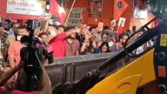 পুজোর শহরে বামেদের বুকস্টল ঘিরে অশান্তি, যাদবপুরে বুলডোজার নিয়ে হাজির পুলিশ, বারাসত-নাগেরবাজারেও হামলার অভিযোগ