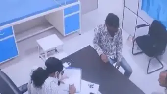 ಎಷ್ಟು ಧೈರ್ಯ. ಡ್ಯೂಟಿಯಲ್ಲಿರುವ ಮಹಿಳಾ ವೈದ್ಯೆಯ ಕೆನ್ನೆಗೆ ಹೊಡೆದ ವ್ಯಕ್ತಿ Video