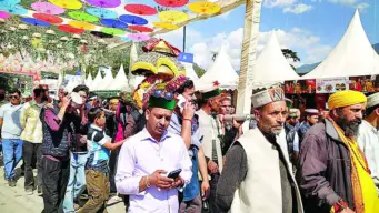 देव मिलन के लिए निकले देवी-देवता, मालरोड पर उमड़े श्रद्धालु - Divya Himachal