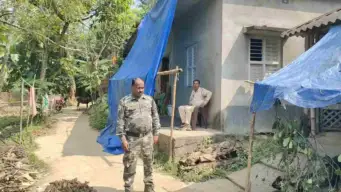 'জিশুকে বিশ্বাস করি, তাই বাড়ি থেকে বার করে অত্যাচার করেছে, মণ্ডপে গিয়ে অঞ্জলিও  দিতে হয়েছে!' আতঙ্কে চন্দ্রকোনার পরিবার