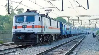 Govt Jobs : रेल्वेत नोकरीची सुवर्णसंधी! 2008 जागांची भरती जाहीर, 'या' तारखेपूर्वी करा अर्ज