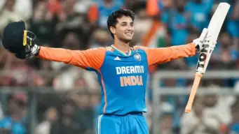 'सिक्सर किंग'चा स्वॅगच वेगळा! Abhishek Sharma ने पावरप्लेमध्ये ठोकलं षटकारांचं 'शतक'; अशी कामगिरी करणारा पहिलाच फलंदाज