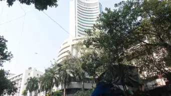 Stock Market Crash: शेयर बाजार में हाहाकार, सेंसेक्स 525 अंक लुढ़का; निफ्टी 22,600 के नीचे