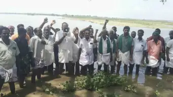 'பாசனத்திற்கு தண்ணீர் வேண்டும்...' வீராணம் ஏரியில் இறங்கி விவசாயிகள் போராட்டம்