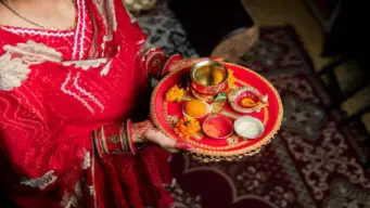 Karwa Chauth 2026: सोलह श्रृंगार में कांच की चूड़ियों का खास महत्व...करवा चौथ पर पहनना क्यों है जरूरी? यहां जानें इसका महत्व