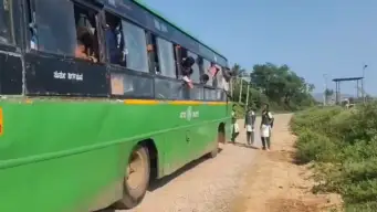 ڈرائیور کے نہیں رکنے کے بعد بہادر لڑکی کے ایس آر ٹی سی بس کے سامنے کھڑی ہے۔