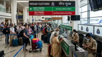अंडरवेअरमध्ये लपवले अर्धा किलो सोने! विमानतळावर कस्टमने पकडले; लंगडत चालणाऱ्या तस्कराचे भांडे फुटले