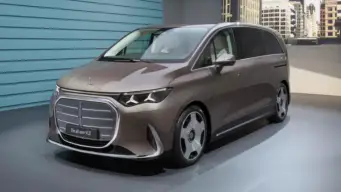Mercedes VLE híbrida surge em testes com motor a combustão